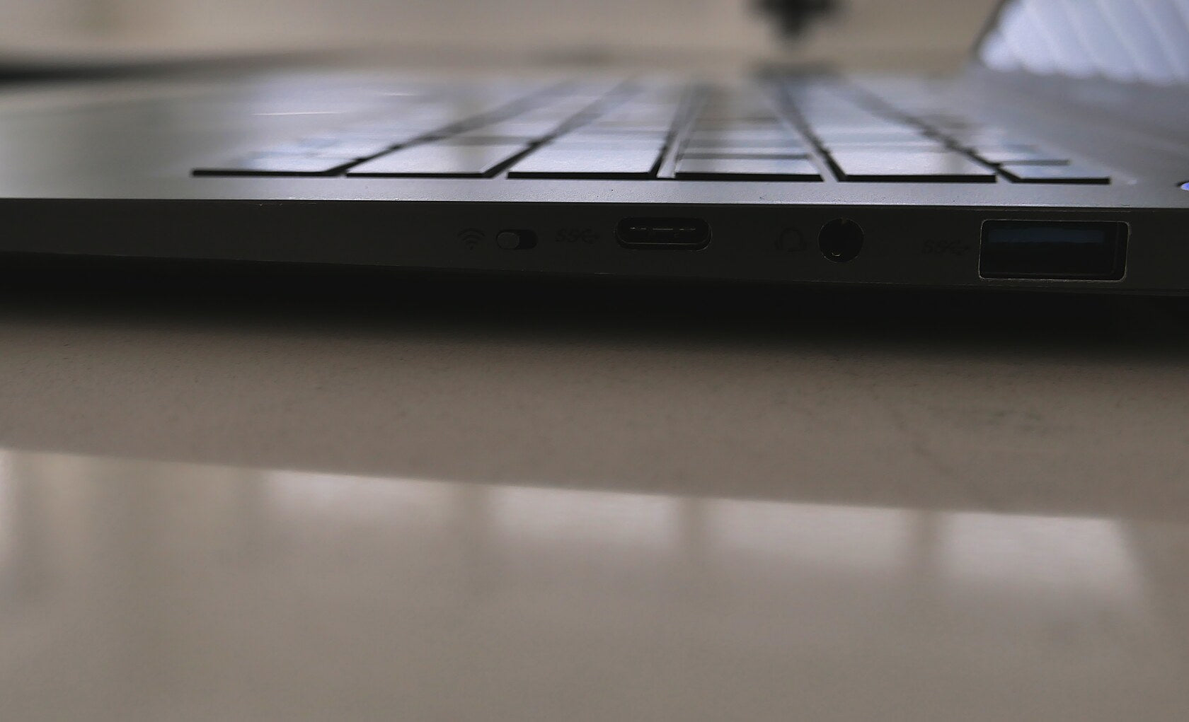 StarBook Horizon wireless hardware switch